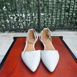 Crown Vintage- White pointed toe flats size 8.